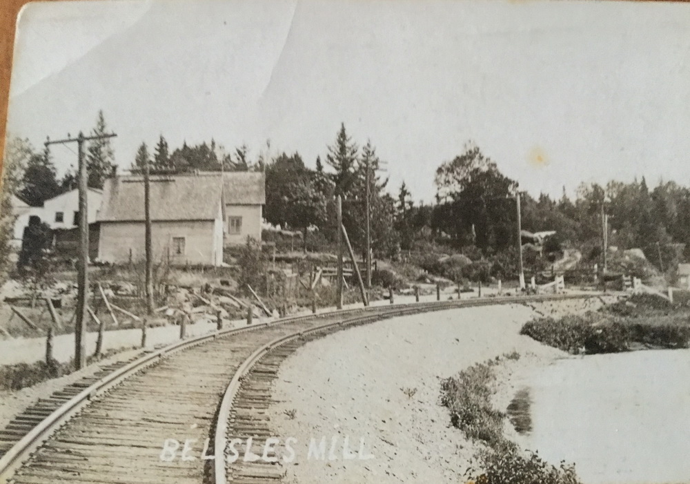Cette photo date de 1925 et montre la maison de Gérard Dubois au 1483, chemin de la Rivière, voisine de la boulangerie. La masse noire à l'arrière est le four à pain. La seconde maison sur la photo était celle de Rémi Vézina.