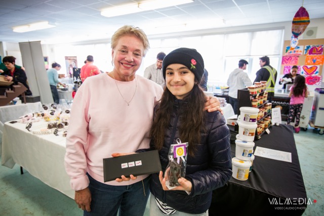 Sabina Pereira est la gagnante du 100$ en bons d’achat du Marché de Pâques, cadeau remis par Diane Seguin, fondatrice et organisatrice des marchés de Val-David.