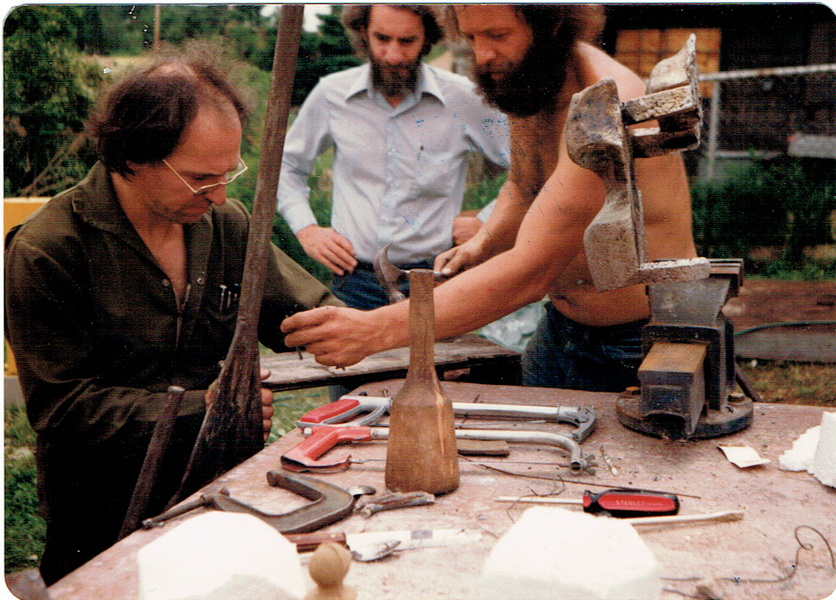 André Fournelle (à gauche) et Pierre Leblanc en pleine fonderie en 1976, sous le regard intéressé de René Derouin, à l'arrière.