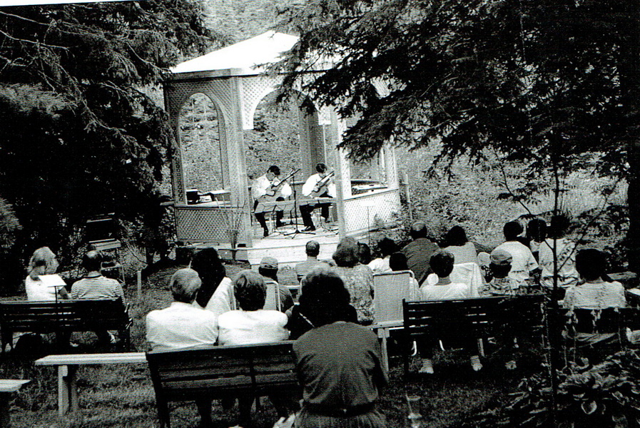 La belle époque des concerts estivaux aux Jardins de Rocailles, grâce au travail de Janine et Claude Savard.