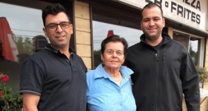 Georgia Kakouris, douée pour la cuisine et l’amitié! Georgia avec ses deux fils, Niko et Billy.