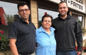 Georgia Kakouris, douée pour la cuisine et l’amitié! Georgia avec ses deux fils, Niko et Billy.