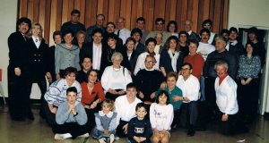 T’en souviens-tu, Val-David? Une réunion de la famille Ouimet au sous-sol de l’église à Noël 1989.