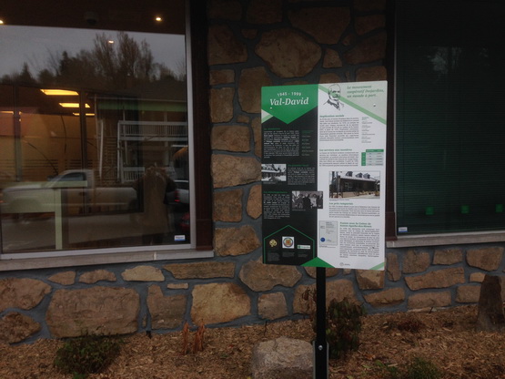 Le panneau est installé devant la Caisse, rue de l’Église.