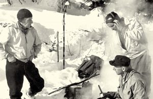 Les Scroggie à Val-David Ernest Scroggie et ses fils Ernie (en bas) et Ronnie en janvier 1938. Fonds Raoul Clouthier.