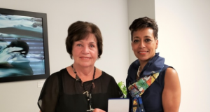 Madame Nicole Ritchie reçoit la médaille officielle de l’Assemblée nationale