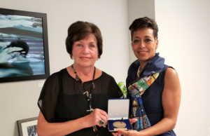 Madame Nicole Ritchie reçoit la médaille officielle de l’Assemblée nationale