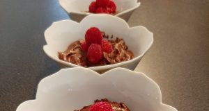 Mousse au chocolat sur framboises