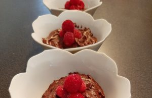 Mousse au chocolat sur framboises