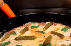 Omelette de pommes de terre au fromage gratiné