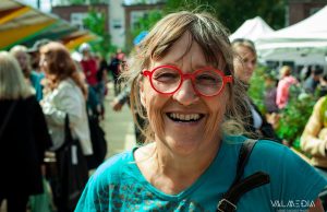 Dominique Forget : La rassembleuse pacifique et extravertie