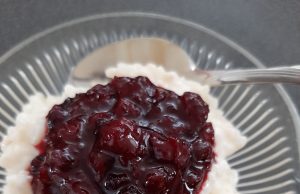 Compote de rhubarbe, bleuets, miel et cardamome