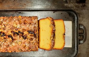 Gâteau au curcuma, yogourt, citron et pistaches