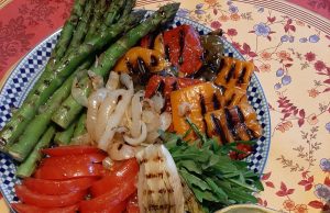 Pizza et légumes grillés
