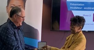 M. Paul Calce reçoit la médaille de l’Assemblée nationale