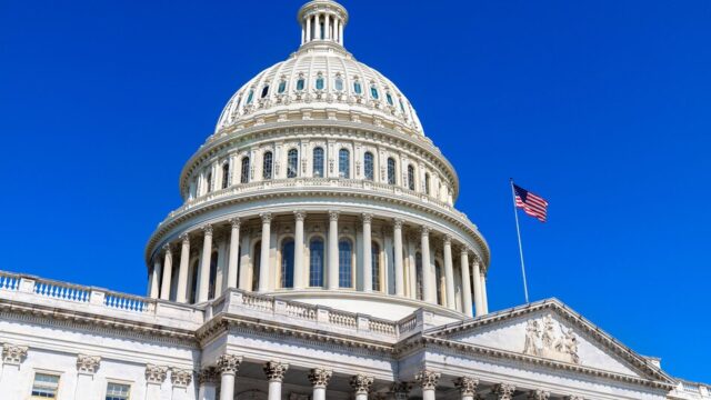 capitole-congres-washington-edifice-drapeau